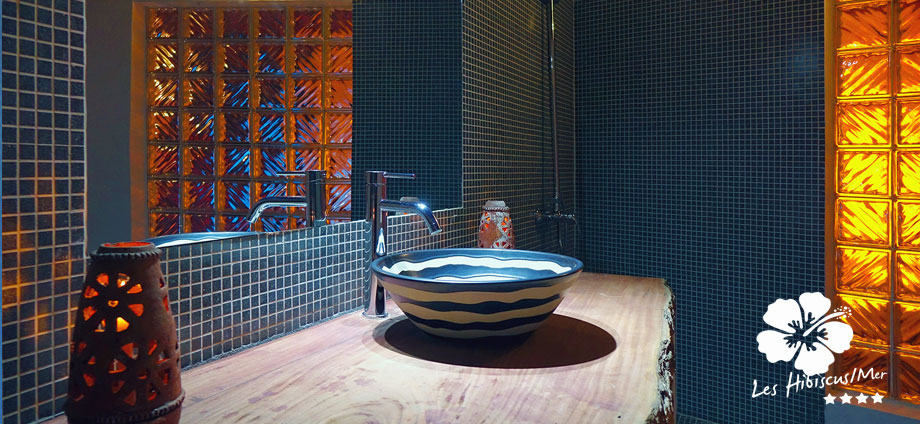 Salle de bain Hôtel de luxe les Hibiscus Sénégal salle de bain au design soigné décoration colorée aux couleurs du soleil de la Casamance village de vacances sud du Sénégal arvimedia