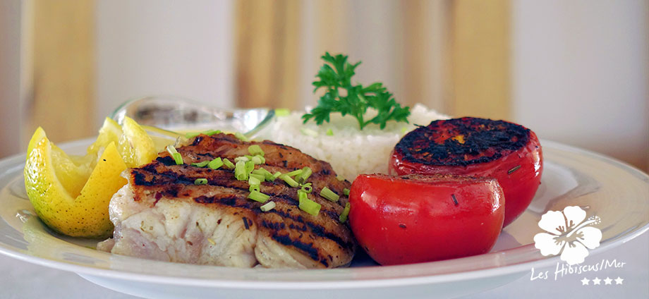 restaurant spécialités de la mer Cap Skirring Jean François Davy et Iryna vous accueille toute l'année dans leur hôtel restaurant les hibiscus spécialités poissons et fruits de mer