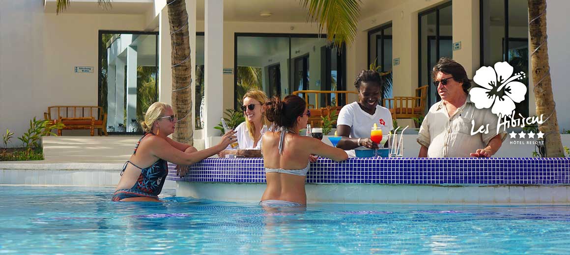 Venez découvrir nos cocktail servit au bord de la piscine Hôtel Hibiscus bar à cocktails jus de fruits frais au bord de la piscine avec vue sur la mer et accès direct à la plage