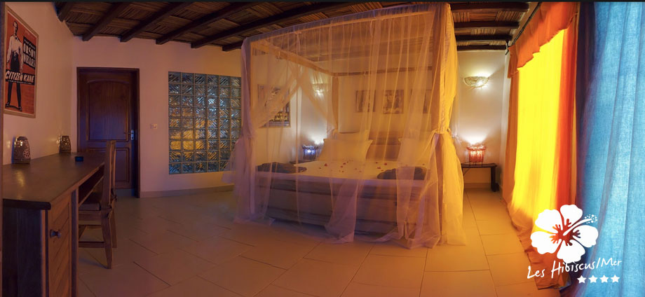 Chambre double avec vue sur mer Hôtel Hibiscus Toutes nos chambres sont équipée de salle de bain indépendante elles sont décorées à l'image d'acteurs de cinéma.