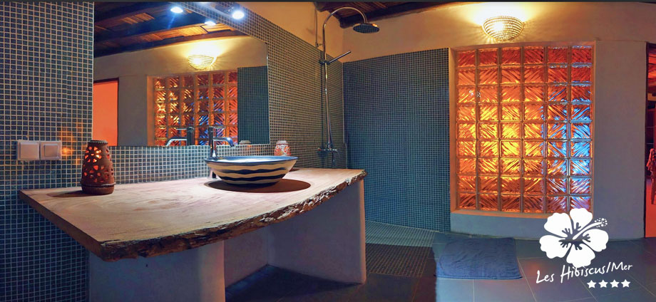 Chambre double avec vue sur mer Hôtel Hibiscus Toutes nos chambres sont équipée de salle de bain indépendante elles sont décorées à l'image d'acteurs de cinéma.