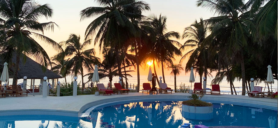 Vue sur l'océan depuis la piscine de l'hôtel Hibiscus l'hôtel les Hibiscus sur mer avec sa magnifique piscine ouverte sur l'océan hébergement de luxe à Cap Skirring Sénégal