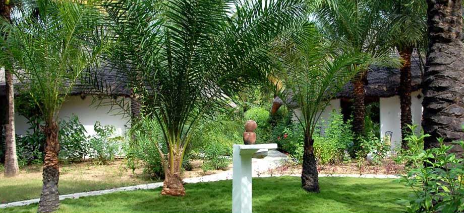 Les bungalows répartis dans un écrin de verdure vacances sous les tropiques, dans ce magnifique hôtel ou tout est verdoyant et riche en couleurs, location de bungalows chambre d'hotel