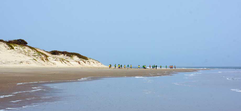 Entrainement équipe de foot de Kabrousse sur la plage vivez des moments uniques et inoubliables dans un décor de rêve au bord de l'océan Atlantique hôtel Hibiscus Cap Skirring
