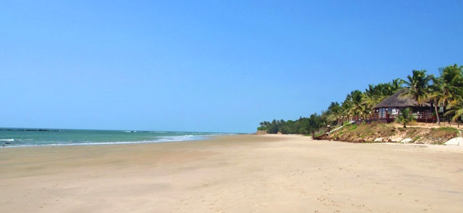 Plage de Cabrousse Cap Skirring hôtel Les Hibiscus l'hôtel se situe au bord de la plus belle plage du sénégal à Kabrousse village proche de la station balnéaire de Cap Skirring sud du Sénégal