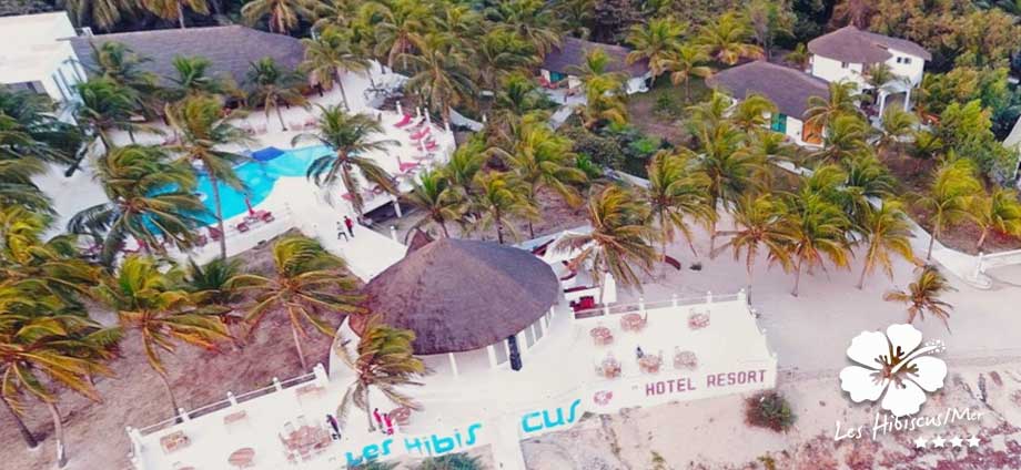 Piscine de l'hôtel les Hibiscus accès rapide à la piscine et aux équipements sportifs de l'hôtel